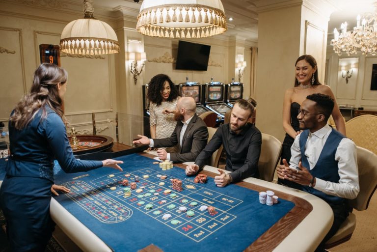 do casino dealers make good money